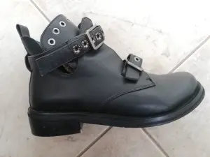 Модные ботинки в байкерском стиле чёрного цвета с пряжками р.36