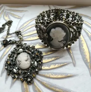 Комплект в стиле винтаж браслет + колье + брошь