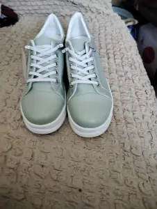 Женские кроссовки