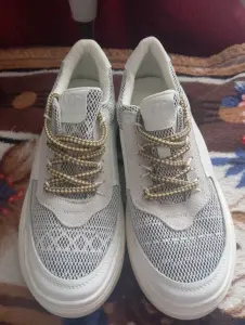 Кроссовки женские