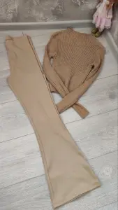 В рубчик леггинсы и гольф