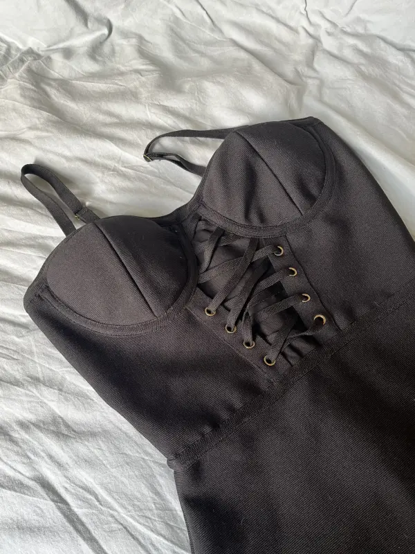 Вечернее женское черное платье на бретельках