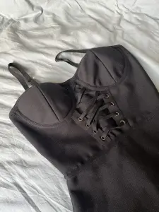 Вечернее женское черное платье на бретельках