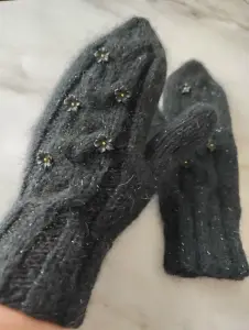 Чёрные теплые варежки