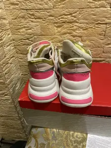 Женские кроссовки