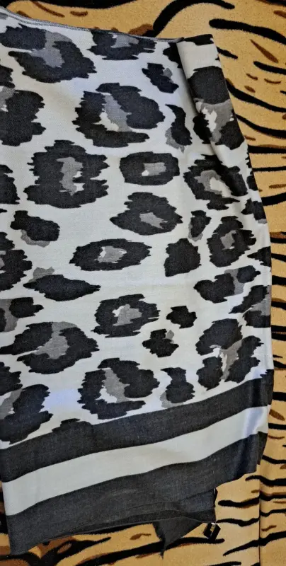 Палантин новый, серо-белый, размер 190-70см