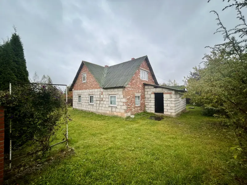 Дом  в жилой деревне Лешница