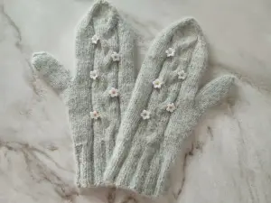 Светло-серые варежки с лилиями