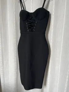 Вечернее женское черное платье на бретельках