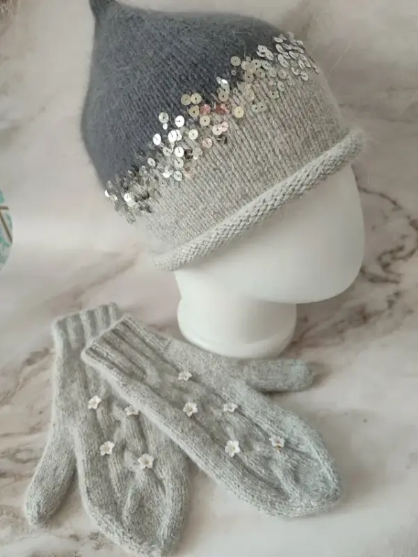 Темно- серый комплект шапка и варежки