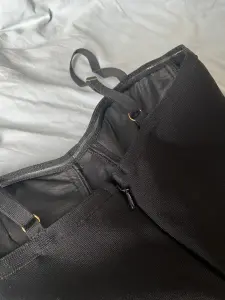 Вечернее женское черное платье на бретельках