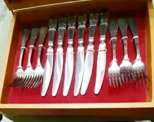 НАБОР СТОЛОВЫХ ПРИБОРОВ "РОМАШКА" (ВИНТАЖ ВРЕМЁН СССР, Рм, МНЦ)