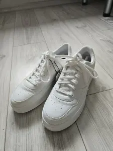 Белые кроссовки PullandBear новые