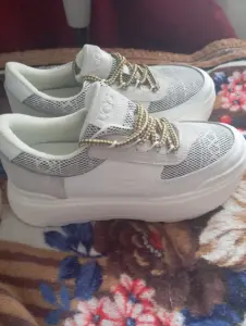 Кроссовки женские