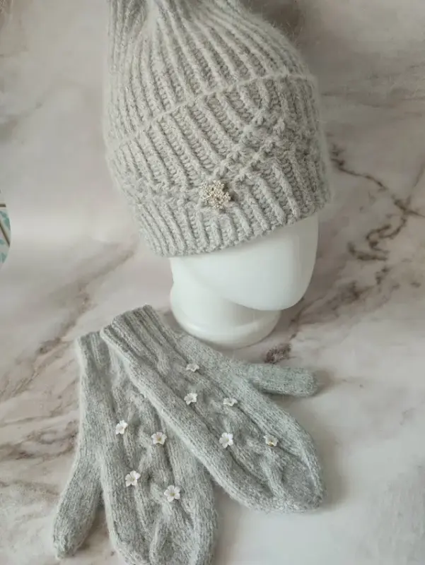 Комплект шапочки и варежек серого цвета