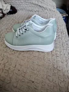 Женские кроссовки