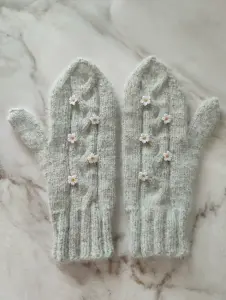 Светло-серые варежки с лилиями