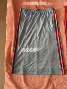 Юбки Adidas, 2 шт, красная и голубая