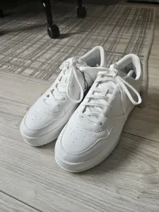 Белые кроссовки PullandBear новые