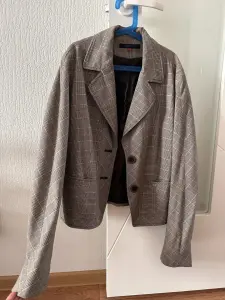 Пиджак женский укороченный