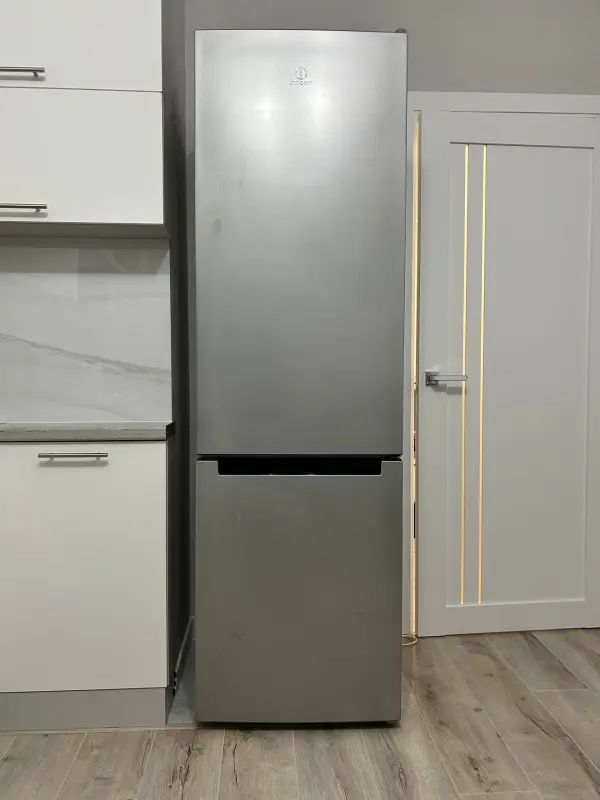 Холодильник Indesit DFE 4200 S