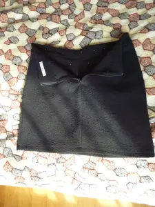 Юбка чёрная с бусами