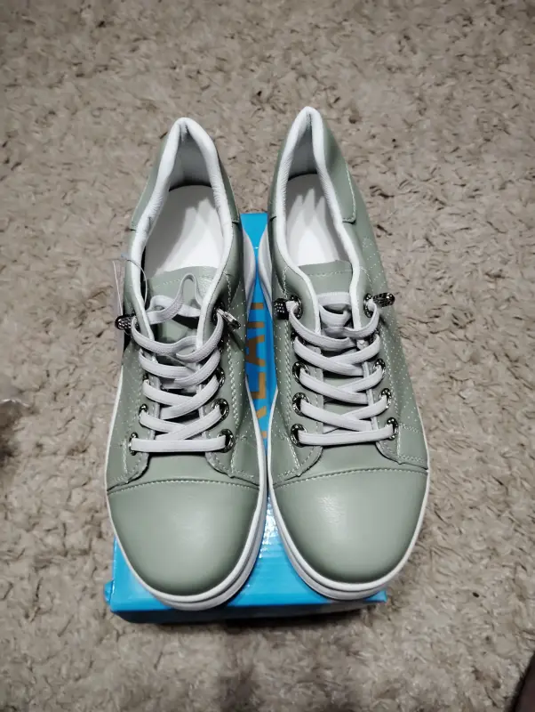 Женские кроссовки