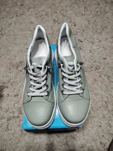 Женские кроссовки