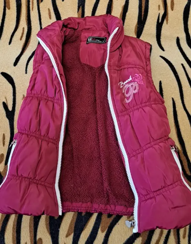 Одежда для девочек - Куртка-жилетка бордо на флисе на 4-6г, б.у - Вся Беларусь - Фото 2 Куртка-жилетка бордо на флисе на 4-6г, б.у - Вся Беларусь - 241462 - Доска объявлений Kupika.by - Фото 2