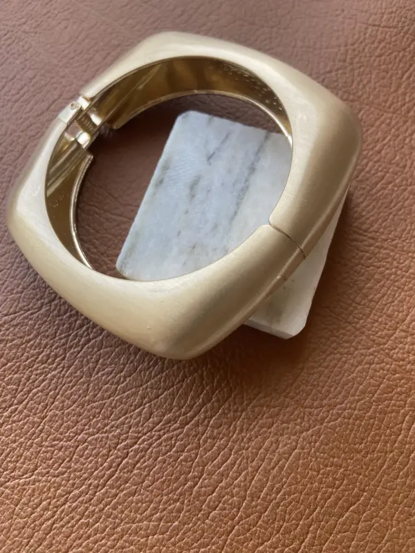 Браслет женский, жесткой формы.