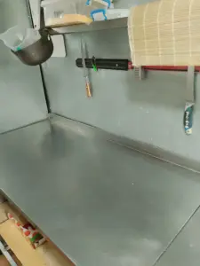 Стол из нержавеющей стали.