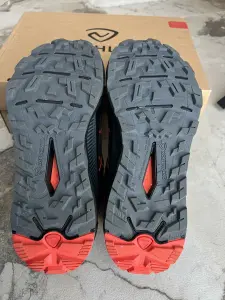 Кроссовки мембранные