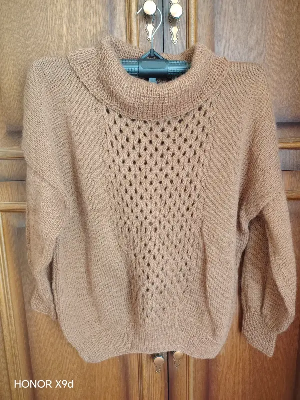 вязаная кофточка с ажурной вставкой