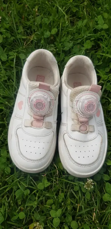 кроссовки из натуральной кожи фирмы SHUZZI