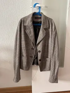 Пиджак женский укороченный