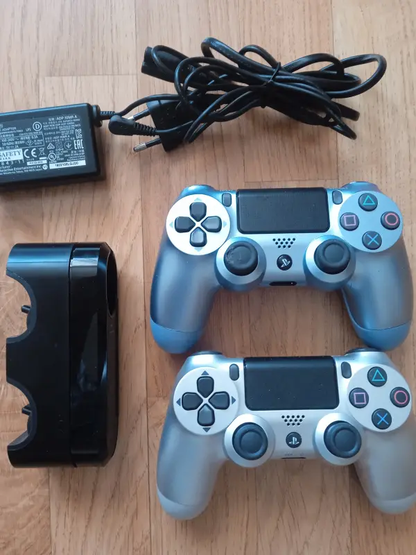 Зарядная станция + 2 джойстика Ps4