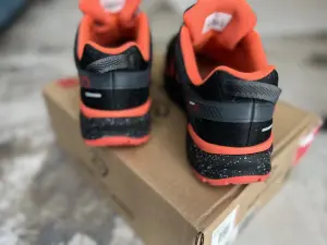 Кроссовки мембранные