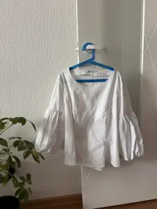 Блуза с рукавами-валанами