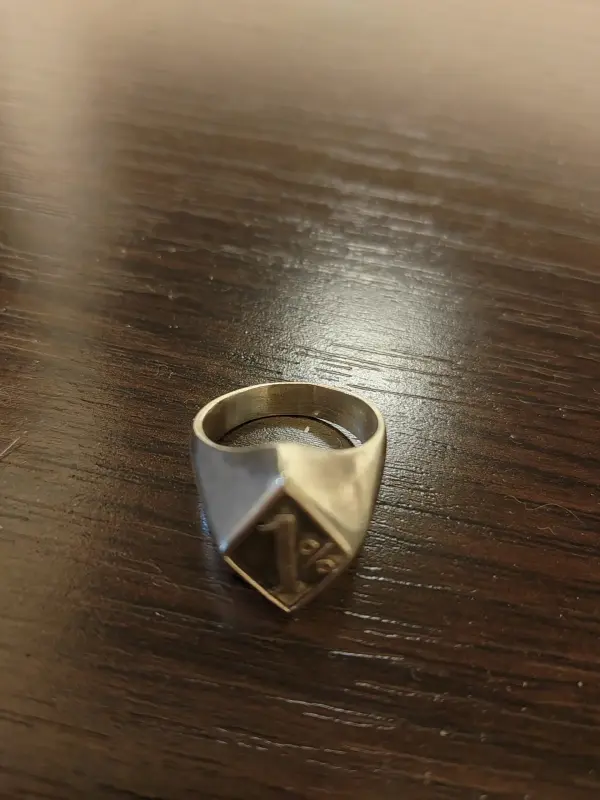 Перстень серебряный.