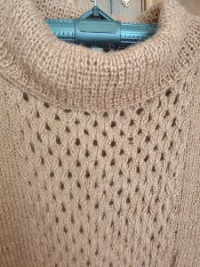 вязаная кофточка с ажурной вставкой