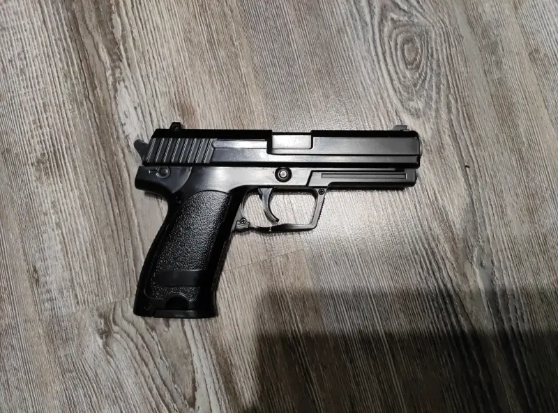 Пистолет железный на пульках