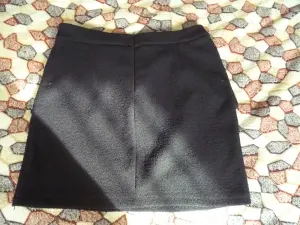 Юбка чёрная с бусами