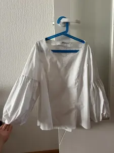 Блуза с рукавами-валанами