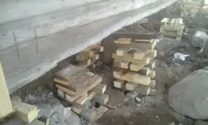 Поднятие деревянных домов, замена фундамента, венцов