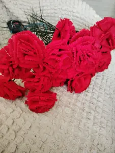 Искусственные гвоздики бархатные