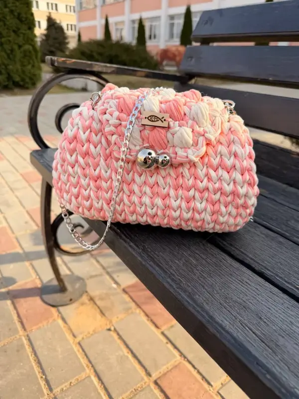 Нежная сумочка из трикотажной пряжи