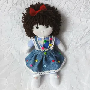 Текстильная куколка в джинсовой юбочке.