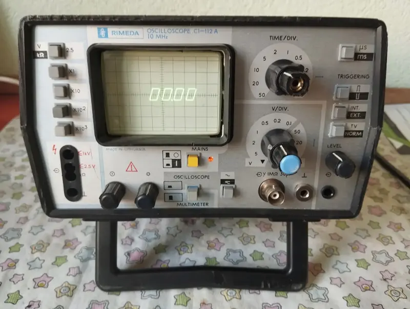 Осциллограф rimeda с1-112а в рабочем состоянии.