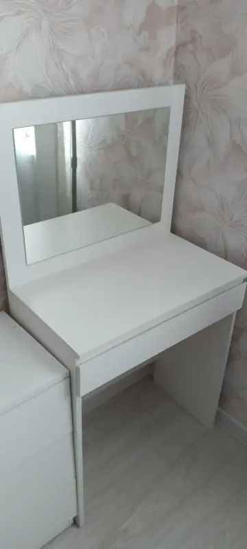 Столик для макияжа