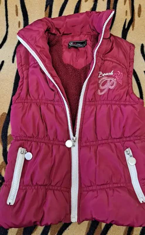 Куртка-жилетка бордо на флисе на 4-6г, б.у